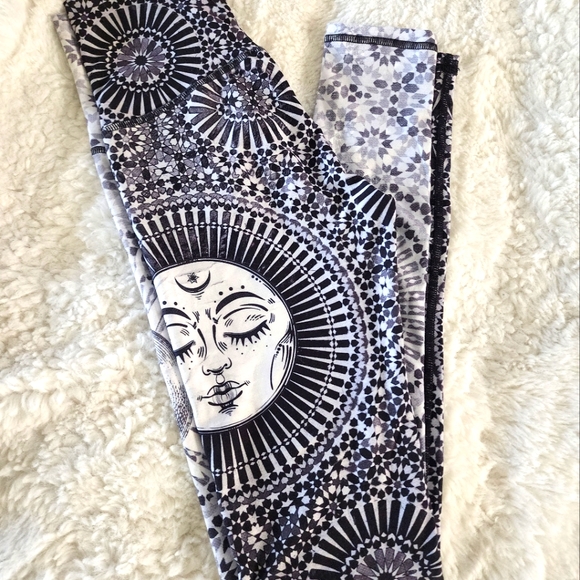 🌟🌜🌚🌛🌟Niyama Sol Luna black ⚫️ and white barefoot leggings XS BNWOT ✨️ - Picture 7 of 14